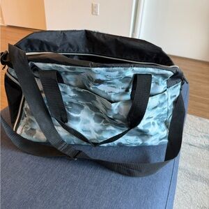 Gym duffle bag
Long strap and inside zip pocket